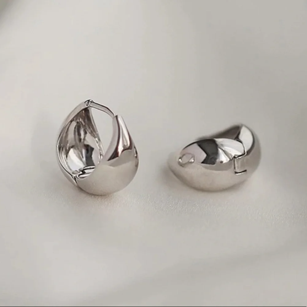 🤍Insta white gold plated chunky small hoop earrings - Picture 2 of 3